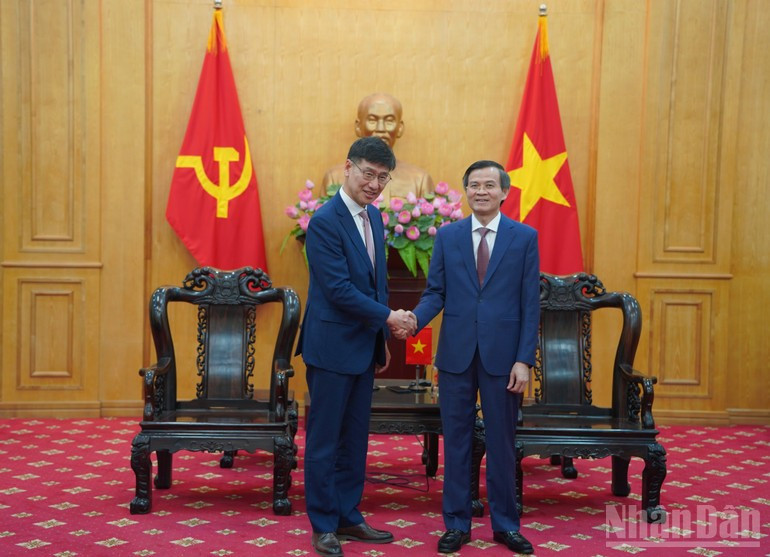 Associate Professor Dr Doan Minh Huan (R), Politburo member and Director of the Ho Chi Minh National Academy of Politics, and Na Ki Hong, General Director of Samsung Viet Nam, at their meeting in Ha Noi on March 4. (Photo: VNA)