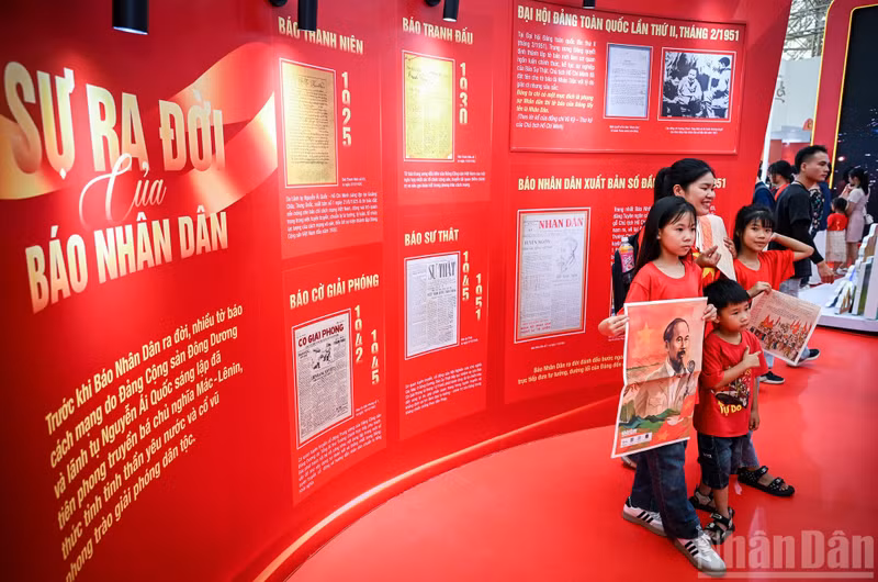 Everyone wanted to check in with the special supplement of Nhan Dan Newspaper against the backdrop of the patriotic red-filled exhibition space.