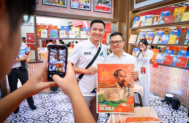 Some young fans from the national concert “To quoc trong tim” (Homeland in our heart) asked to take commemorative photos with Nhan Dan Newspaper’s Editor-in-Chief Le Quoc Minh and this meaningful supplement.