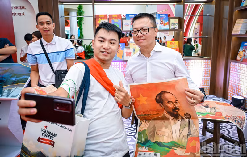 Young audiences were especially interested in the publication because readers could find many “digital gifts” that transported them back to the historic moment of September 2 eighty years ago. These included virtual reality experiences at Ba Dinh Square, a 3D model of the Independence Flag Tower in augmented reality (AR) allowing readers to “check in” with the tower anywhere, and the chance to listen to the Declaration of Independence both on Spotify and TikTok.