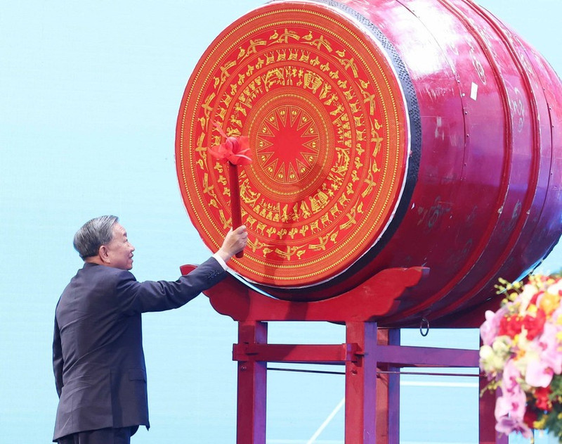 Party General Secretary To Lam beats the drum to open new school year 2025–2026. (Photo: VNA) 