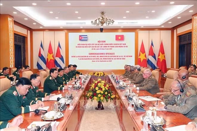 vna-potal-dai-tuong-phan-van-giang-chu-tri-le-don-bo-truong-bo-cac-luc-luong-vu-trang-cach-mang-cuba-stand-1.jpg