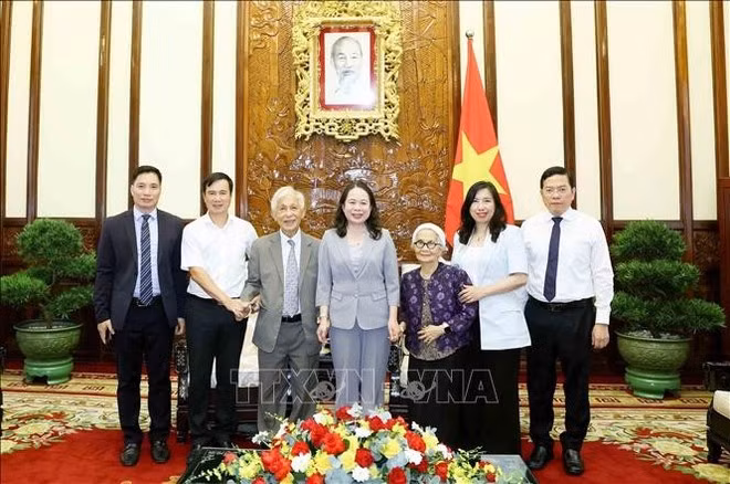Vice President Vo Thi Anh Xuan (centre), Professor Tran Thanh Van (third, from left), Professor Le Kim Ngoc (third from right) and officials at the meeting (Photo: VNA)