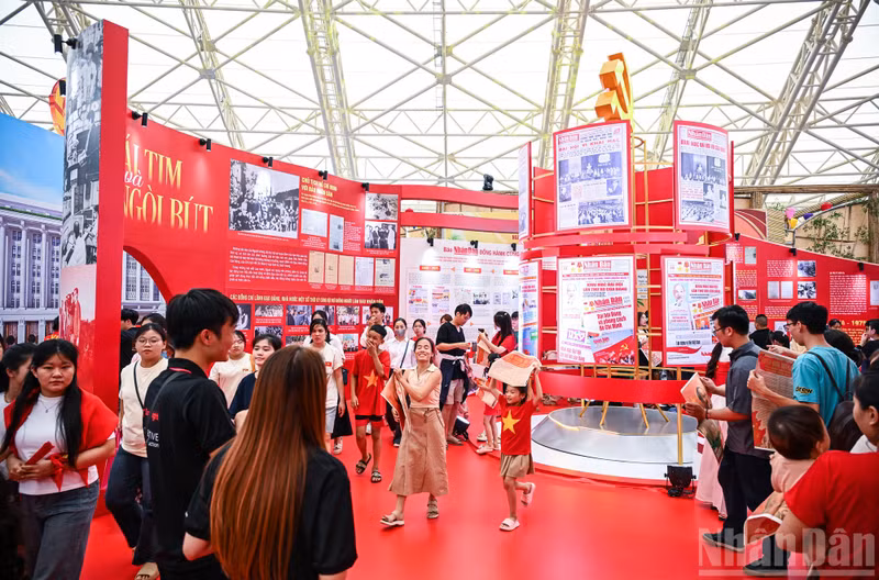 The “patriotic” space filled with red colours and crowds arriving to receive the special Nhan Dan publication.