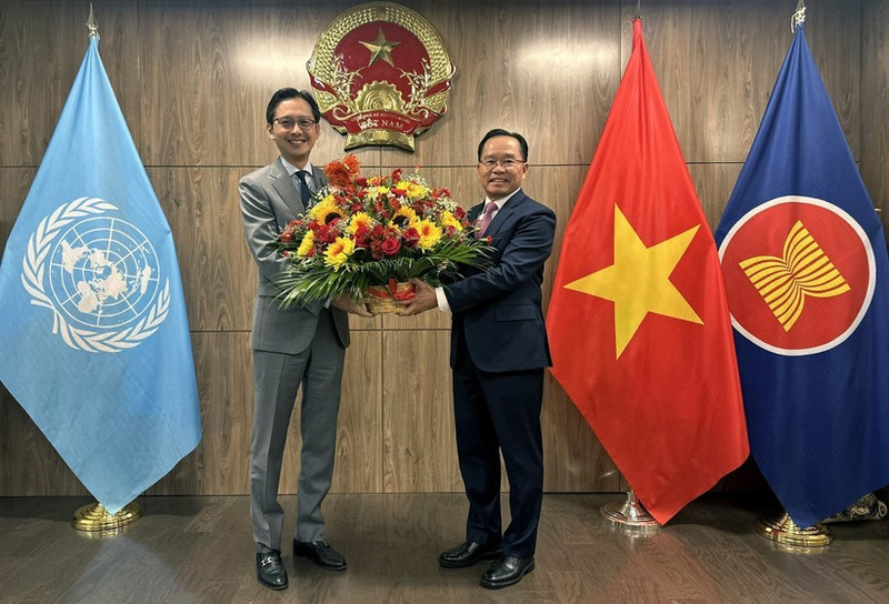 Lao Ambassador to the UN Thongphane Savanphet (right) congratulates Vietnamese Ambassador Do Hung Viet and the Vietnamese Mission on Viet Nam's National Day. (Photo: VNA)