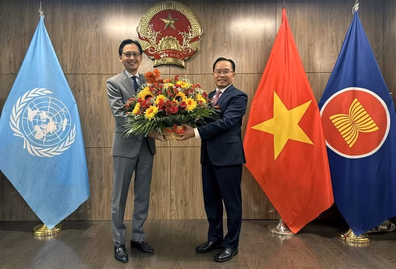 Lao Ambassador to the UN Thongphane Savanphet (right) congratulates Vietnamese Ambassador Do Hung Viet and the Vietnamese Mission on Viet Nam's National Day. (Photo: VNA)