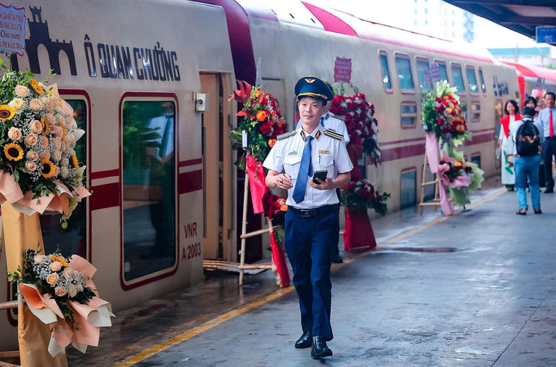 On August 19, the Viet Nam Railway Corporation (VNR) launched the tourism train “Ha Noi – Five City Gates”. (Photo: Tuan Luong)