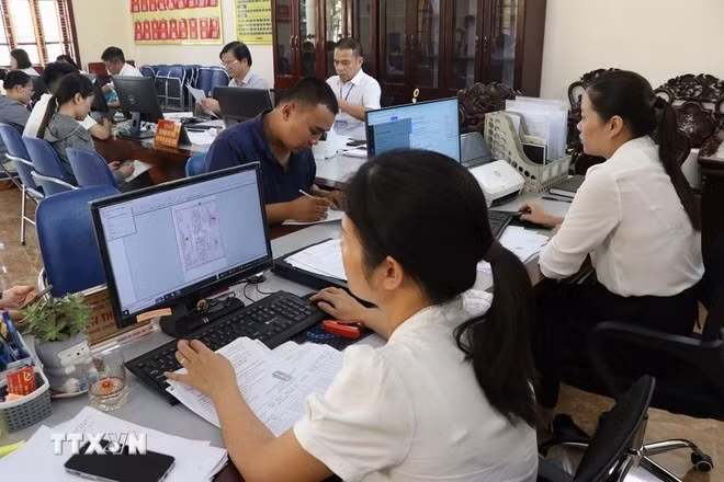 Handling cases at a public administrative service centre in Hai Phong city (Photo: VNA)