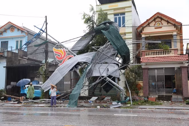 Typhoon Kajiki causes the collapse of several buildings in Ninh Binh. (Photo: VNA)