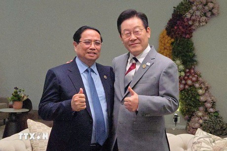 Prime Minister Pham Minh Chinh (left ) and President of the Republic of Korea (RoK) Lee Jae Myung. (Photo: VNA)