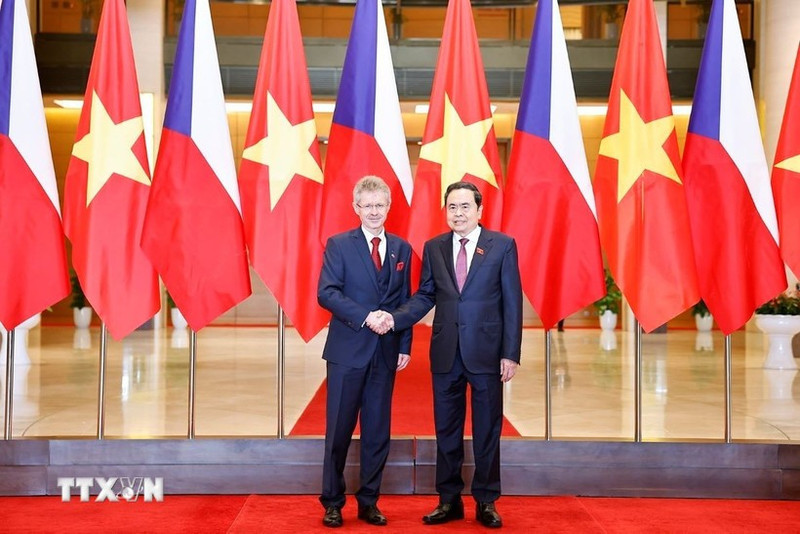 National Assembly Chairman Tran Thanh Man (R) welcomes President of the Senate of the Czech Republic’s Parliament Milos Vystrcil (Photo: VNA)
