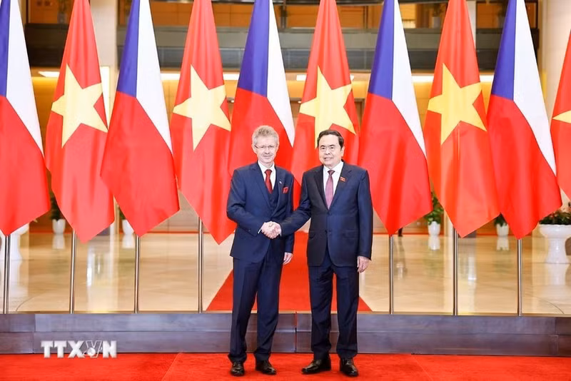 National Assembly Chairman Tran Thanh Man (R) welcomes President of the Senate of the Czech Republic’s Parliament Milos Vystrcil (Photo: VNA)