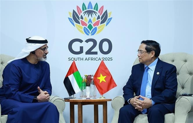 Prime Minister Pham Minh Chinh (right) meets with Abu Dhabi’s Crown Prince Khaled bin Mohamed Al Nahyan on November 22 (Photo; VNA)