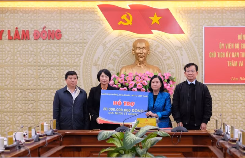 President of the Viet Nam Fatherland Front (VFF) Central Committee Bui Thi Minh Hoai (second, right) hands over 20 billion VND to Lam Dong province to overcome damage caused by natural disasters. (Photo: VNA)