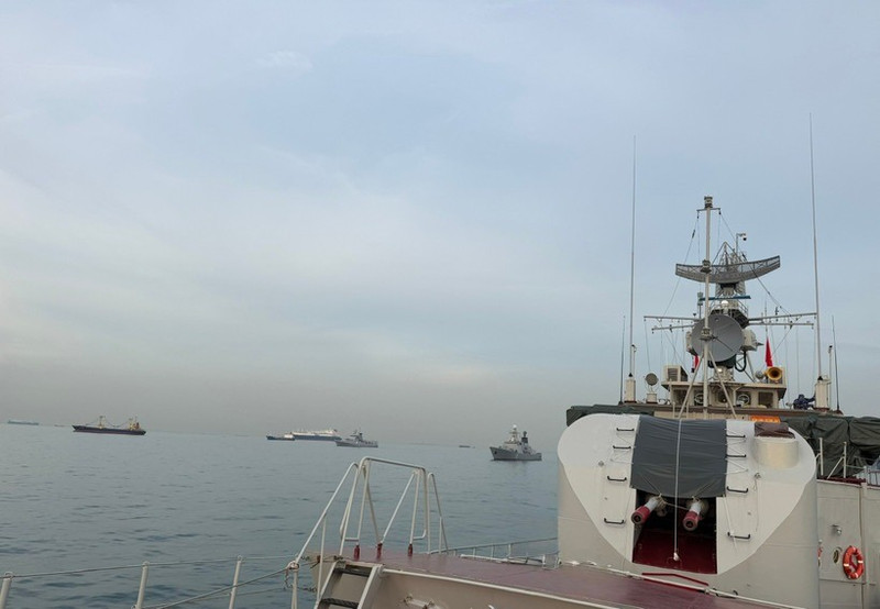 Ship 09 of Brigade 171 of the Viet Nam People’s Navy operates in Indonesian waters alongside naval vessels from participating countries during the AUMX-2 exercise. (Photo: VNA)