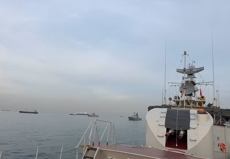 Ship 09 of Brigade 171 of the Viet Nam People’s Navy operates in Indonesian waters alongside naval vessels from participating countries during the AUMX-2 exercise. (Photo: VNA)