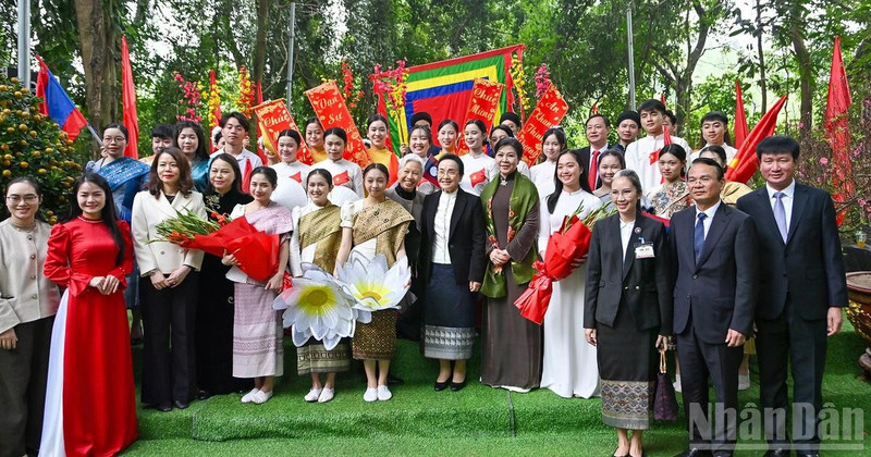 Ngo Phuong Ly and Naly Sisoulith, together with delegates, with students from the two countries Viet Nam–Lao at the Princess Nhoi Hoa Temple.