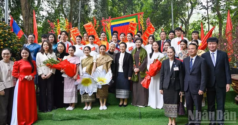 Ngo Phuong Ly and Naly Sisoulith, together with delegates, with students from the two countries Viet Nam–Lao at the Princess Nhoi Hoa Temple.