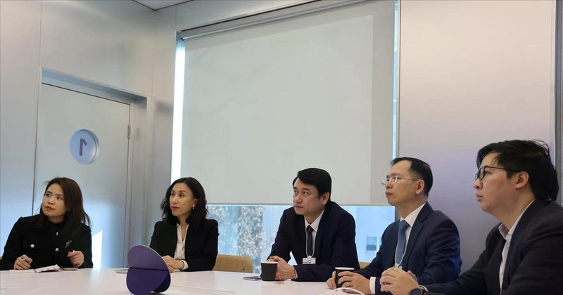 Deputy Minister of Foreign Affairs Le Anh Tuan (middle) and the Vietnamese delegation attend an event at the WEF Davos 2026. (Photo: VNA)