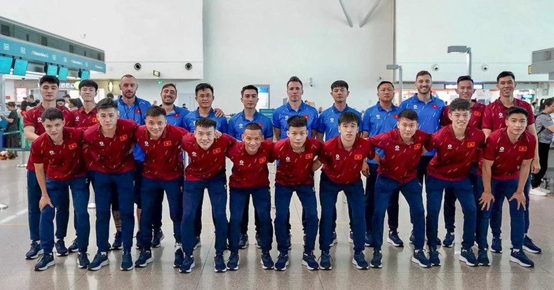 The coaching staff and Vietnam futsal players depart to take part in the AFC Futsal Championship 2026. (Photo: VFF)