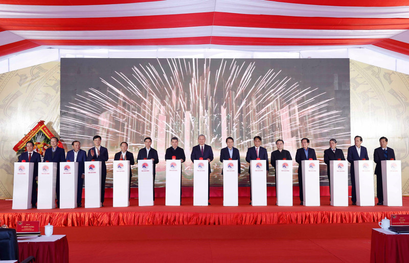 arty General Secretary To Lam (central) on January 28 attends the ground-breaking ceremony for the Truong Ha Boarding Primary and Secondary School in Truong Ha commune, the northern province of Cao Bang. (Photo: NDO)