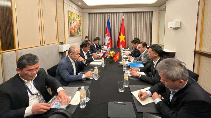 Minister of Foreign Affairs Le Hoai Trung has a meeting with Cambodian Minister of Foreign Affairs and International Cooperation Prak Sokhonn on the sidelines of AMMR in Cebu, the Philippines (Photo: Minister of Foreign Affairs)