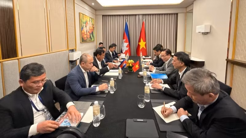 Minister of Foreign Affairs Le Hoai Trung has a meeting with Cambodian Minister of Foreign Affairs and International Cooperation Prak Sokhonn on the sidelines of AMMR in Cebu, the Philippines (Photo: Minister of Foreign Affairs)