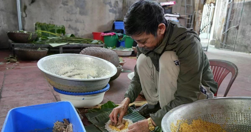 Nguyen Tat Lo, Thuy Duong village, wrapping chung cakes. (Photo: VNA)