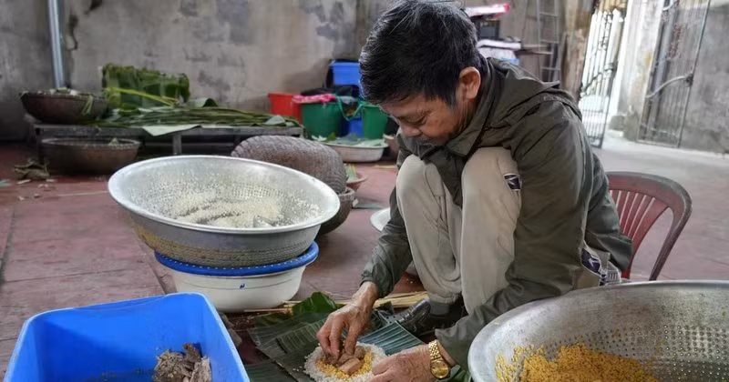 Nguyen Tat Lo, Thuy Duong village, wrapping chung cakes. (Photo: VNA)