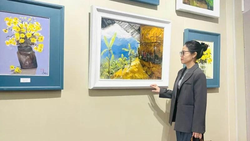 Landscape paintings and Tet flower works by Quynh Thom have attracted the attention of many collectors.