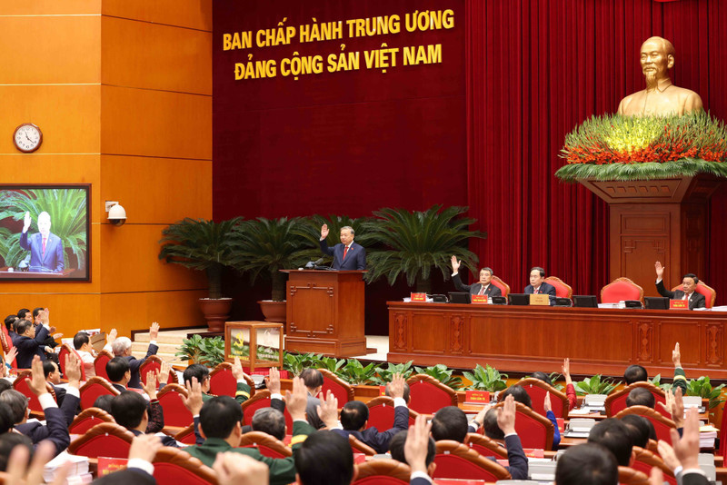 Members of the Party Central Committee vote to approve the list of candidates for election to the 14th Political Bureau. (Photo: VNA)