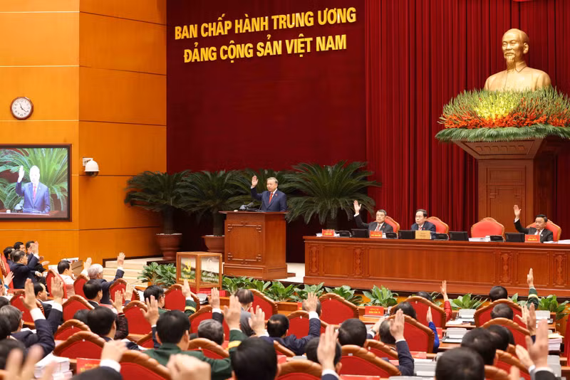 Members of the Party Central Committee vote to approve the list of candidates for election to the 14th Political Bureau. (Photo: VNA)