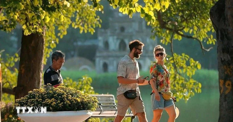 Foreign tourists in Hanoi. Illustrative image (Photo: VNA)