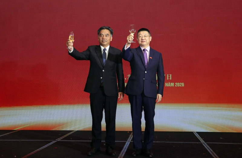 Permanent Vice Chairman of the Ho Chi Minh City People’s Committee Nguyen Loc Ha (L) and Chinese Consul General in Ho Chi Minh City Tang Li congratulate the 76th anniversary of the establishment of Viet Nam–China diplomatic relations. (Photo: VNA)