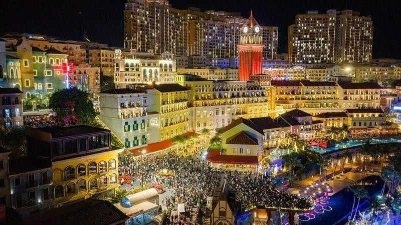 Phu Quoc bustling with vibrant commercial streets. (Photo: L.H)