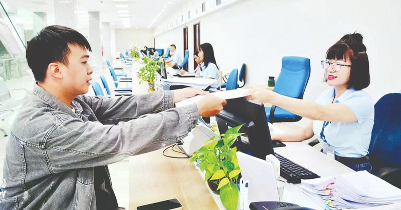Officials of the Quang Ninh Provincial Public Administration Service Centre receive and process citizens’ dossiers. (Photo: Thanh Hoa)