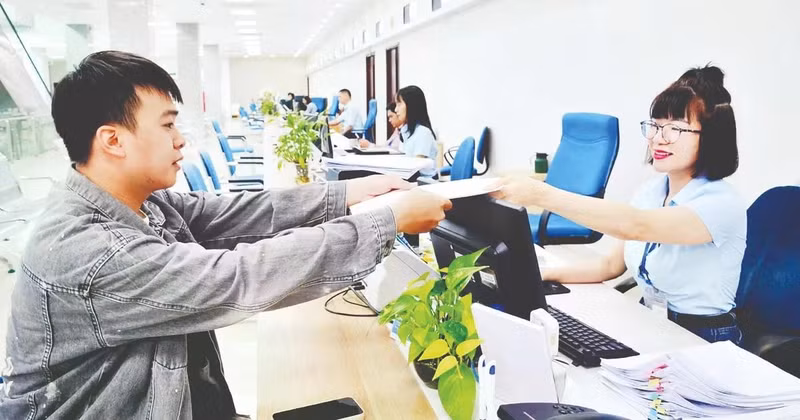 Officials of the Quang Ninh Provincial Public Administration Service Centre receive and process citizens’ dossiers. (Photo: Thanh Hoa)