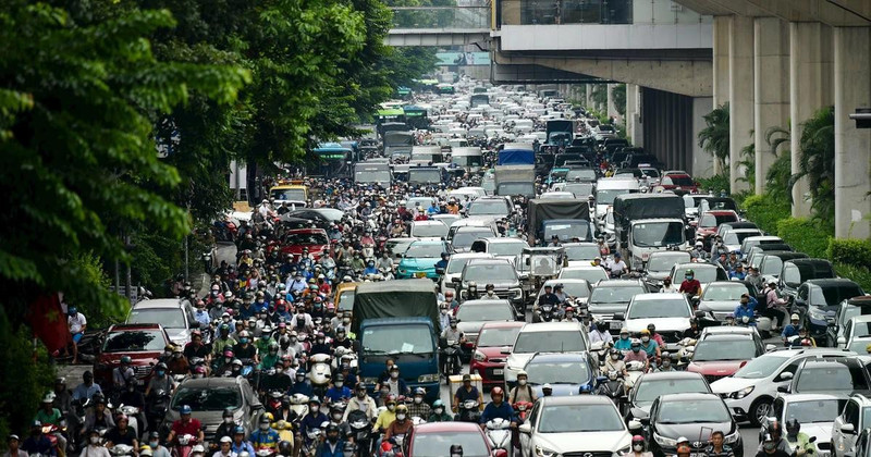 Vehicles crowd the streets of Hanoi during rush hour. (Photo by THE DAI)