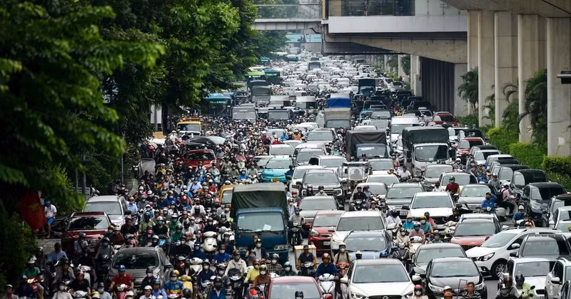 Vehicles crowd the streets of Hanoi during rush hour. (Photo by THE DAI)