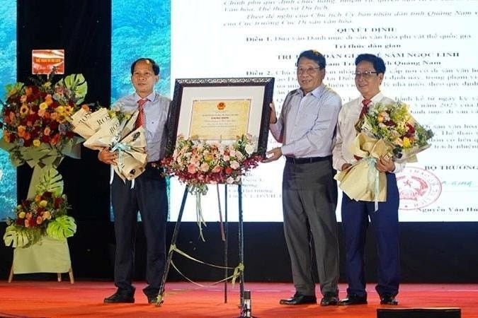 Associate Professor Dr Dang Van Bai, Vice Chairman of the National Council for Cultural Heritage, as authorised by the Ministry of Culture, Sports and Tourism, presented the certificate recognising the Folk Knowledge of Ngoc Linh Ginseng in Nam Tra My District, Quang Nam Province.