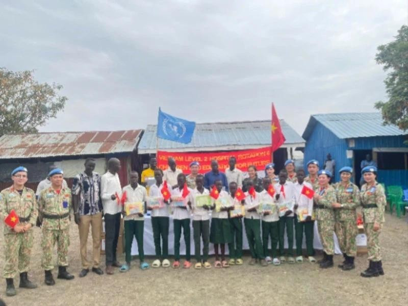 The delegation from Viet Nam’s Level 2 Field Hospital No. 6 presents gifts to students of Banpa Primary School, South Sudan. (Photo: Sy Cong)