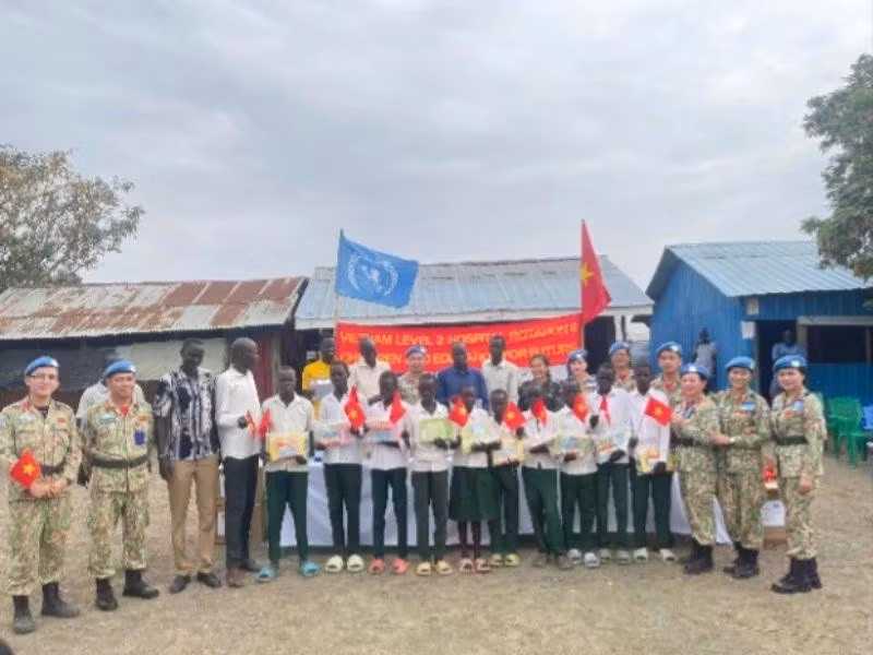 The delegation from Viet Nam’s Level 2 Field Hospital No. 6 presents gifts to students of Banpa Primary School, South Sudan. (Photo: Sy Cong)