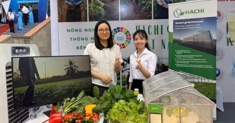 Hachi introduces smart greenhouse technology applied in agriculture at the launch ceremony of the national movement "The whole country competes in innovation and digital transformation" in April 2025.