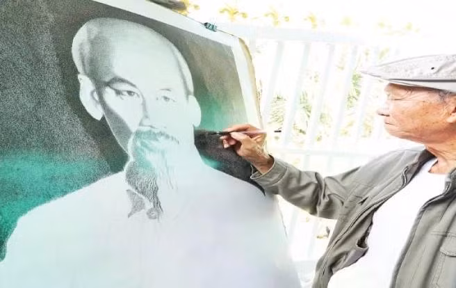 After half a century of painting Uncle Ho's portrait, artist Vo Dong Minh has completed the greatest work of his life. (Photo: DAI DUONG)