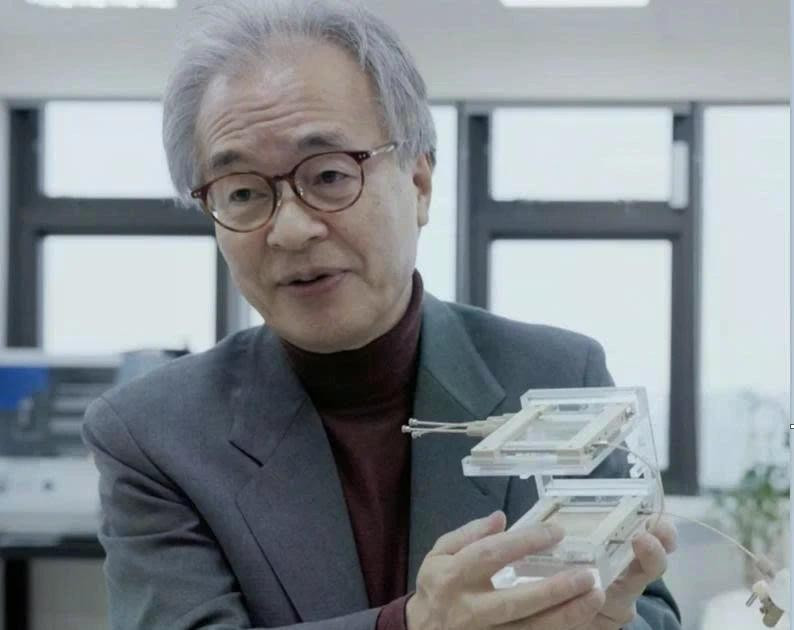 Professor Takehiko Kitamori is currently co-director of the Key Laboratory for Advanced Materials for Green Growth (Viet Nam National University, Ha Noi).