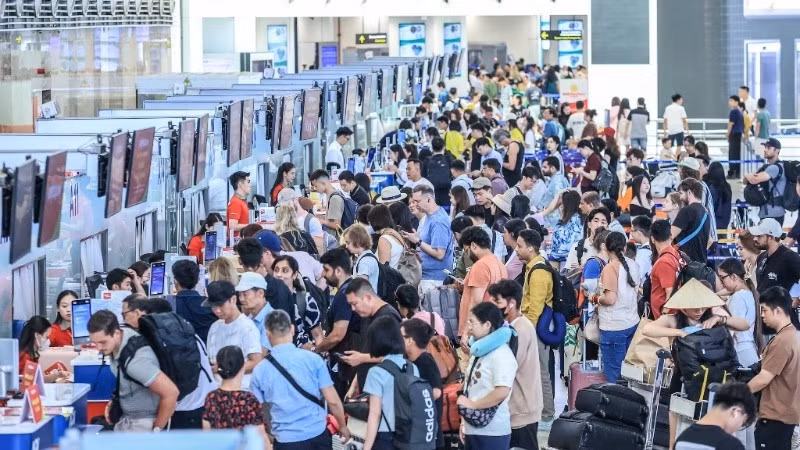 Passengers complete check-in procedures at the terminal hall of Noi Bai International Airport.