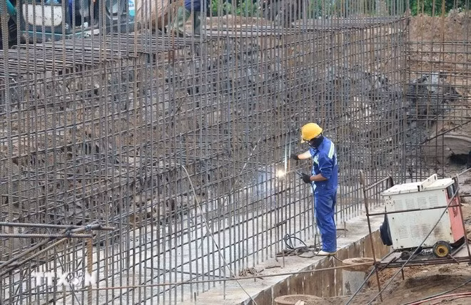 A worker at the construction site of a sub-project of the Cao Lanh - An Huu Expressway project in the Mekong Delta. (Photo: VNA)