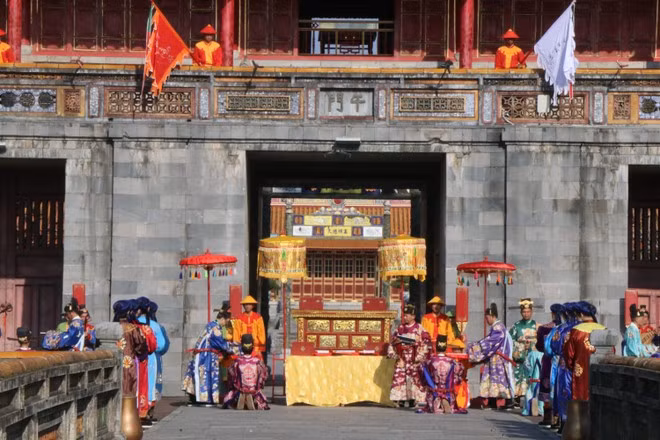 The Nguyen Dynasty (1802–1945)’s Ban Soc ceremony reenacted at the event in Hue on January 1, 2026, marking the opening event of the Hue Festival series. (Photo: VNA)