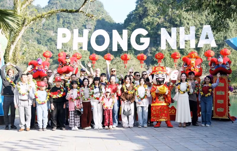 Tourists pose for photos at the Phong Nha – Ke Bang National Park (Photo: VNA)