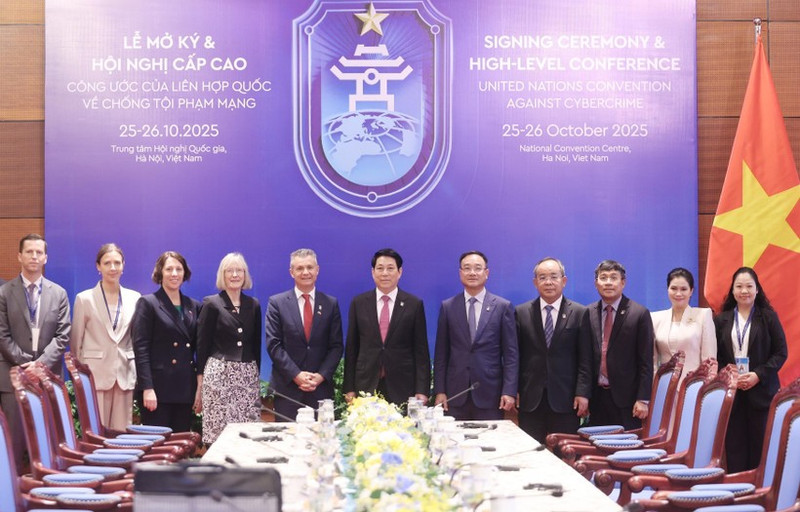 Vietnamese President Luong Cuong (centre), Australian Assistant Minister Matt Thistlethwaite (fifth from left) and officials at the reception in Ha Noi on October 25 (Photo: VNA)
